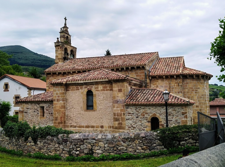 Iglesia de San Cosme y San Damián en Bárcena de Pie de Concha
