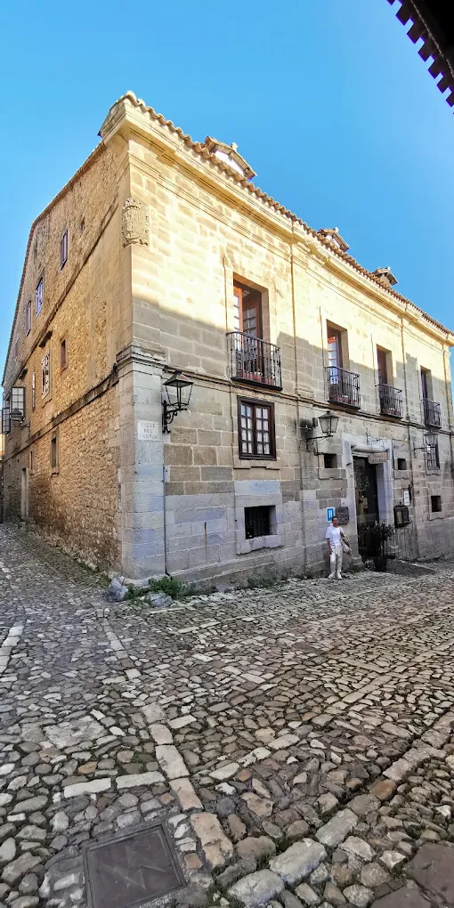 Fachada de la Casa de Valdivieso en Santillana del Mar, con su escudo esquinal y balcones de piedra