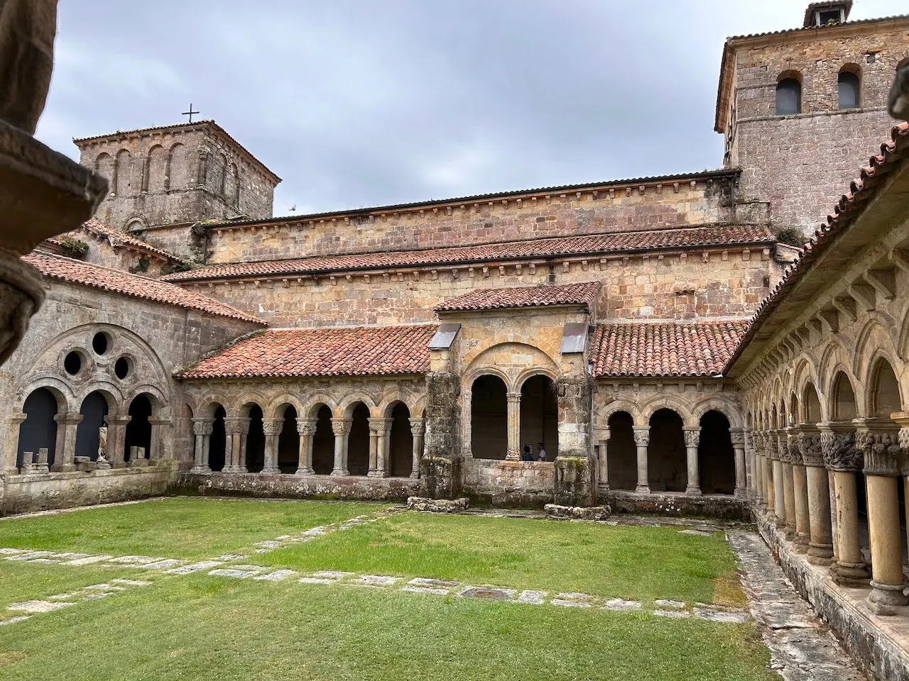 Vista panorámica del patio y las cuatro galerías del claustro de la Colegiata de Santa Juliana en Santillana del Mar