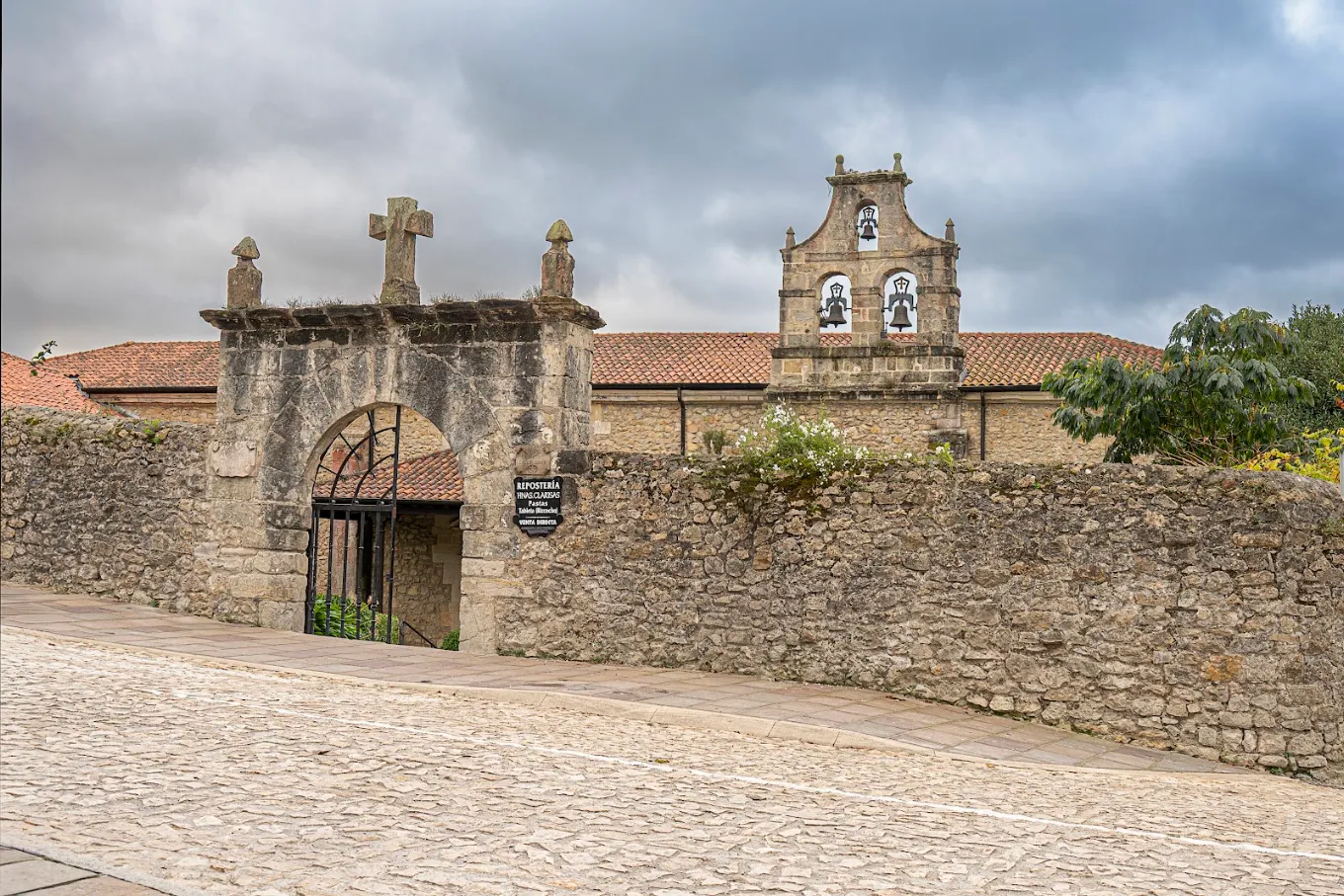 Entrada al recinto del Convento de San Ildefonso con la cruz de piedra y el muro perimetral