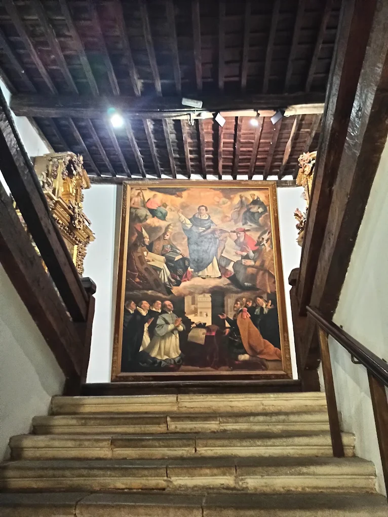 Escalera interior del Museo Diocesano Regina Coeli con un gran lienzo barroco de la orden dominica