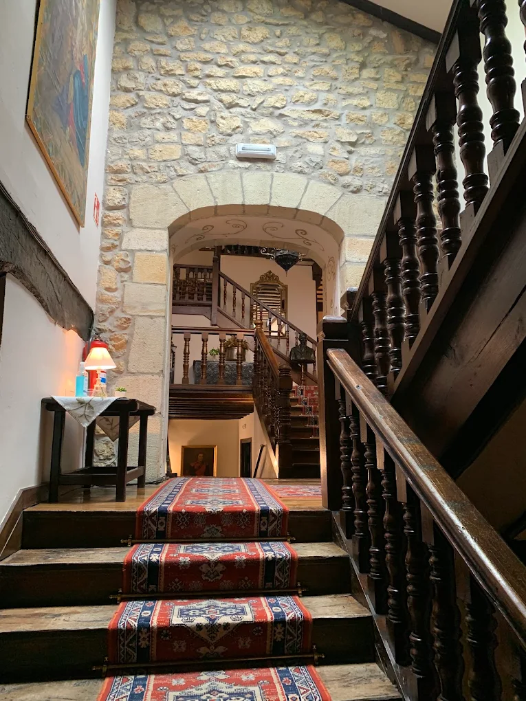Escalera interior de madera del Hotel Altamira en la Casa de Valdivieso de Santillana del Mar