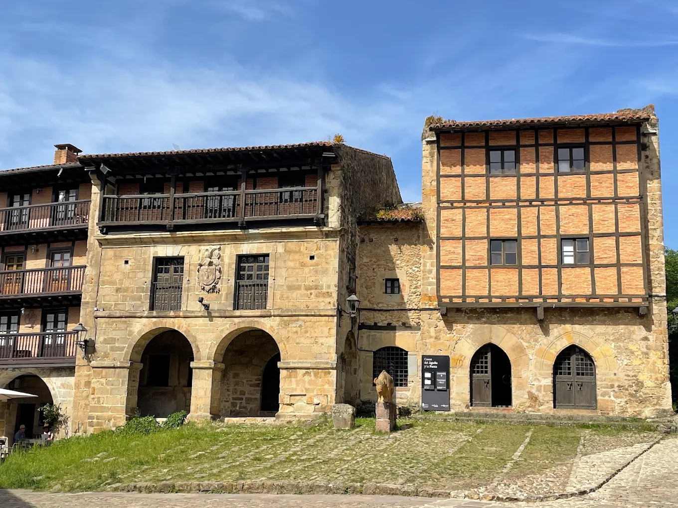 El Bisonte de Jesús Otero frente a las Casas del Águila y la Parra en Santillana del Mar