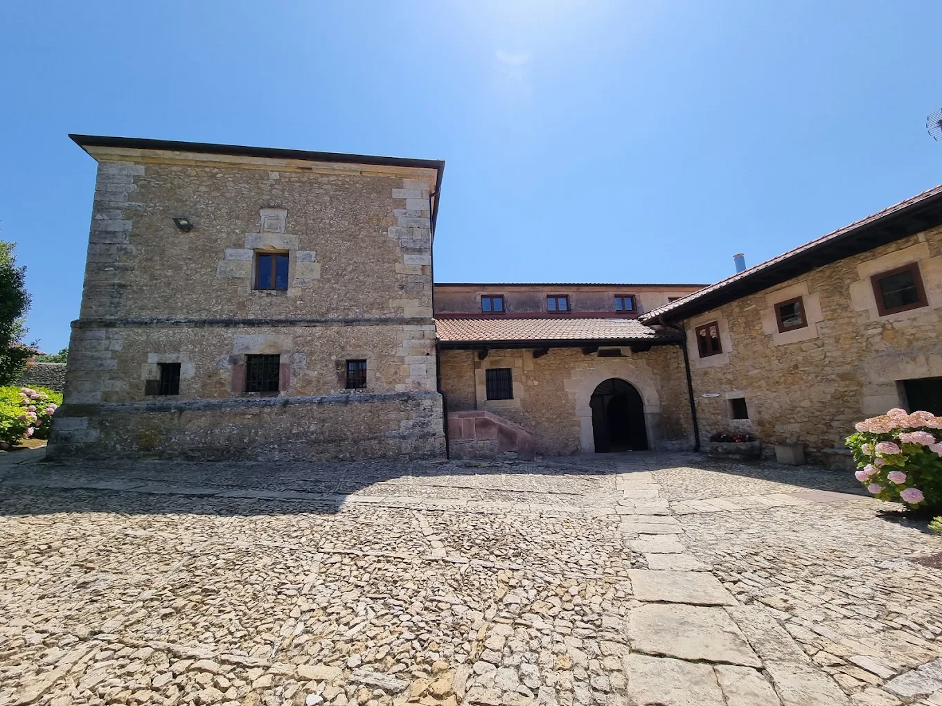 Torreón y arco de acceso al patio del Convento de San Ildefonso en Santillana del Mar