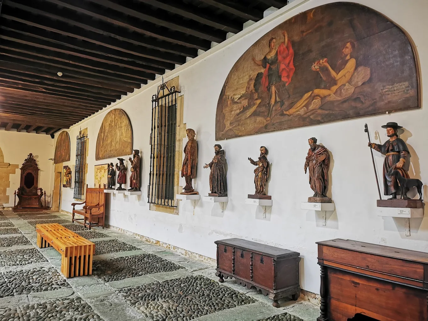 Galería del claustro del Museo Diocesano Regina Coeli con imaginería religiosa, entre ella San Roque