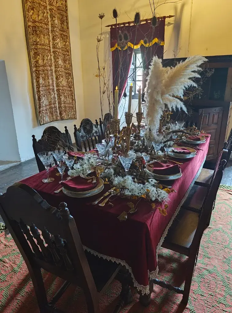 Comedor decorado del Museo Palacio de Velarde en Santillana del Mar