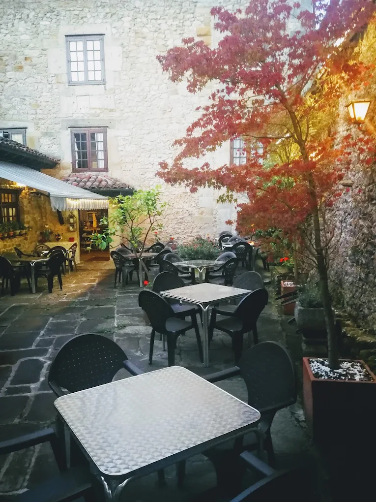 Terraza del Hotel Altamira en la Casa de Valdivieso de Santillana del Mar