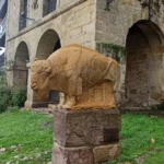 Escultura completa de El Bisonte de Jesús Otero sobre su pedestal en la Plaza Mayor de Santillana del Mar