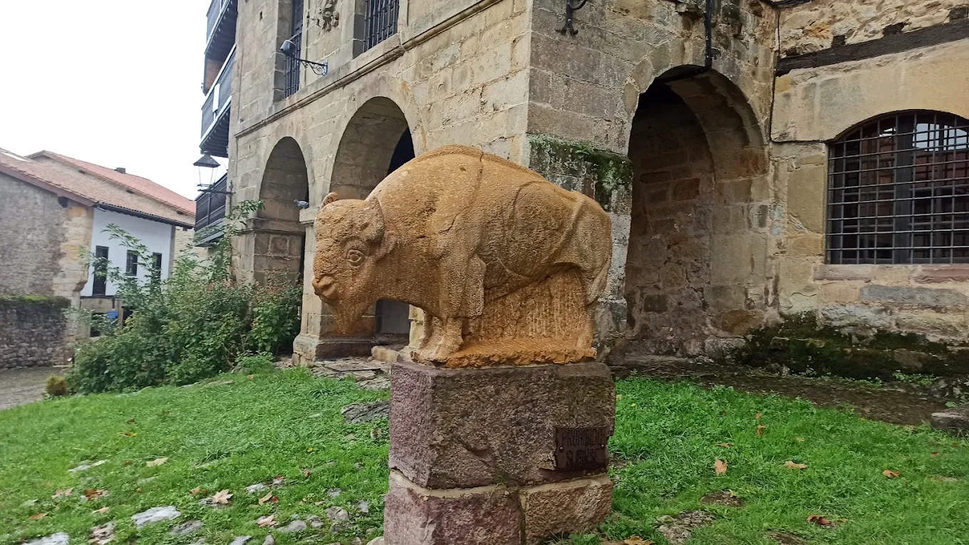 Escultura completa de El Bisonte de Jesús Otero sobre su pedestal en la Plaza Mayor de Santillana del Mar