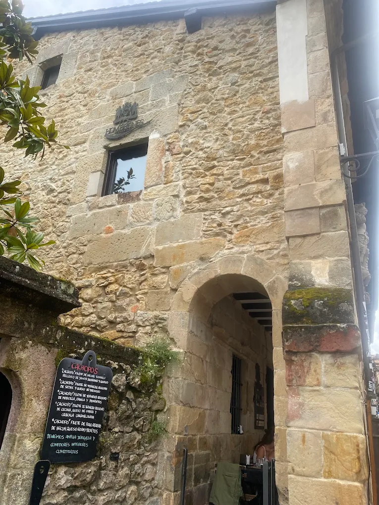 Acceso lateral de arco apuntado gótico en la Casa de los Hombrones de Santillana del Mar