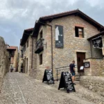 Museo de la Tortura de Santillana del Mar Calle empedrada de Santillana del Mar con la fachada del Museo de la Tortura al fondo