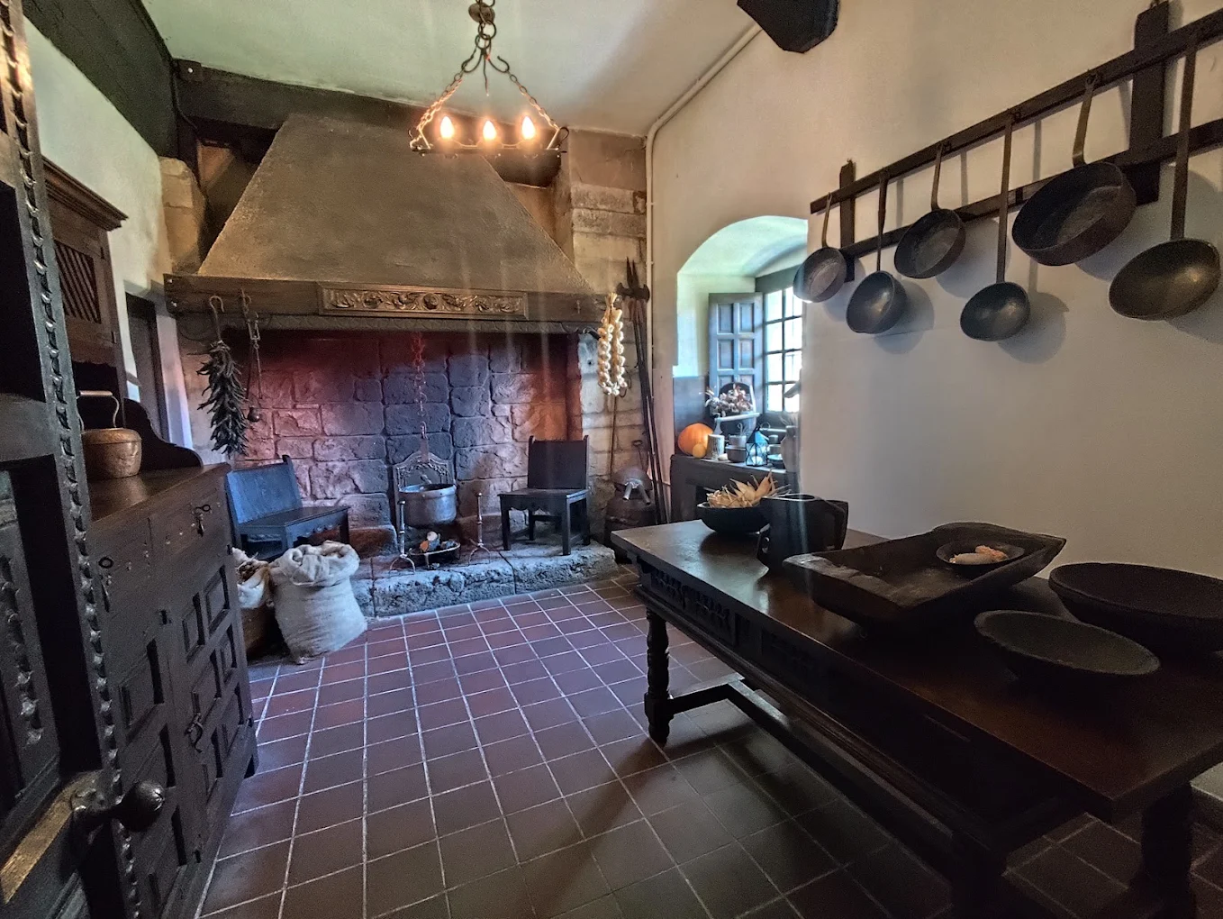 Cocina histórica con gran chimenea en el Museo Palacio de Velarde de Santillana del Mar