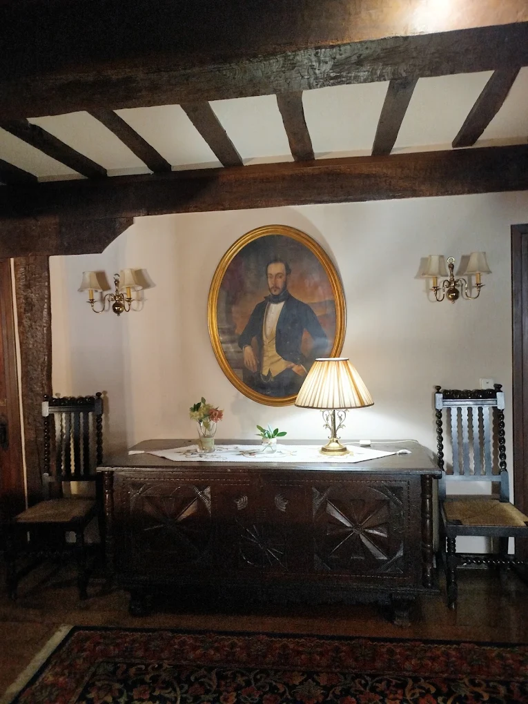 Retrato de época y arca antigua en el interior del Hotel Altamira, en la Casa de Valdivieso