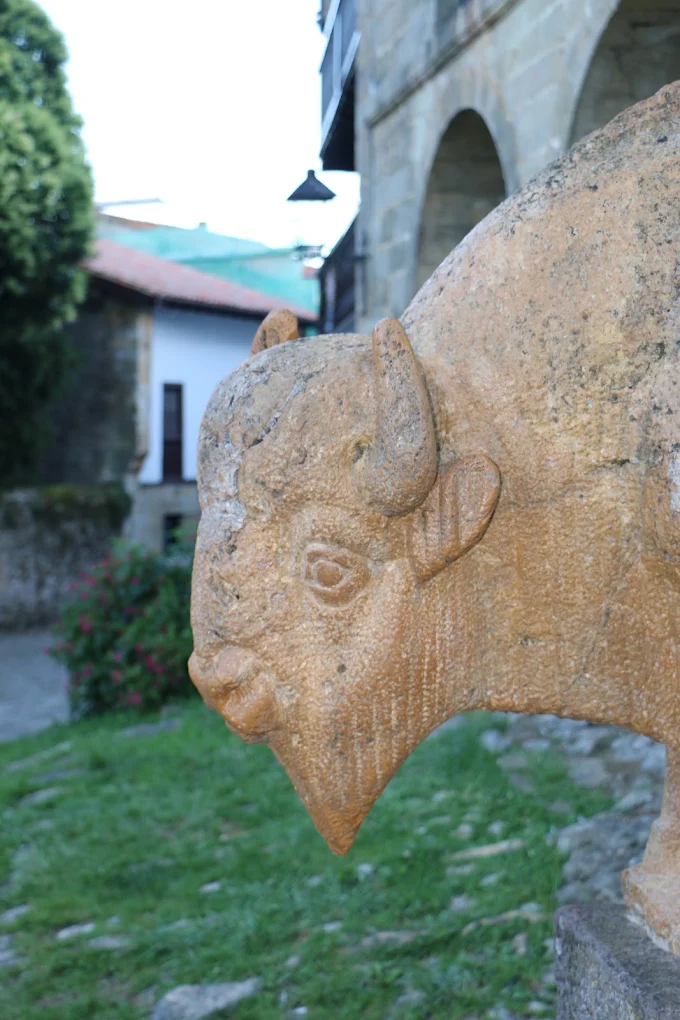 Primer plano de la cabeza y el cuerno de El Bisonte de Jesús Otero mostrando la textura de la piedra tallada