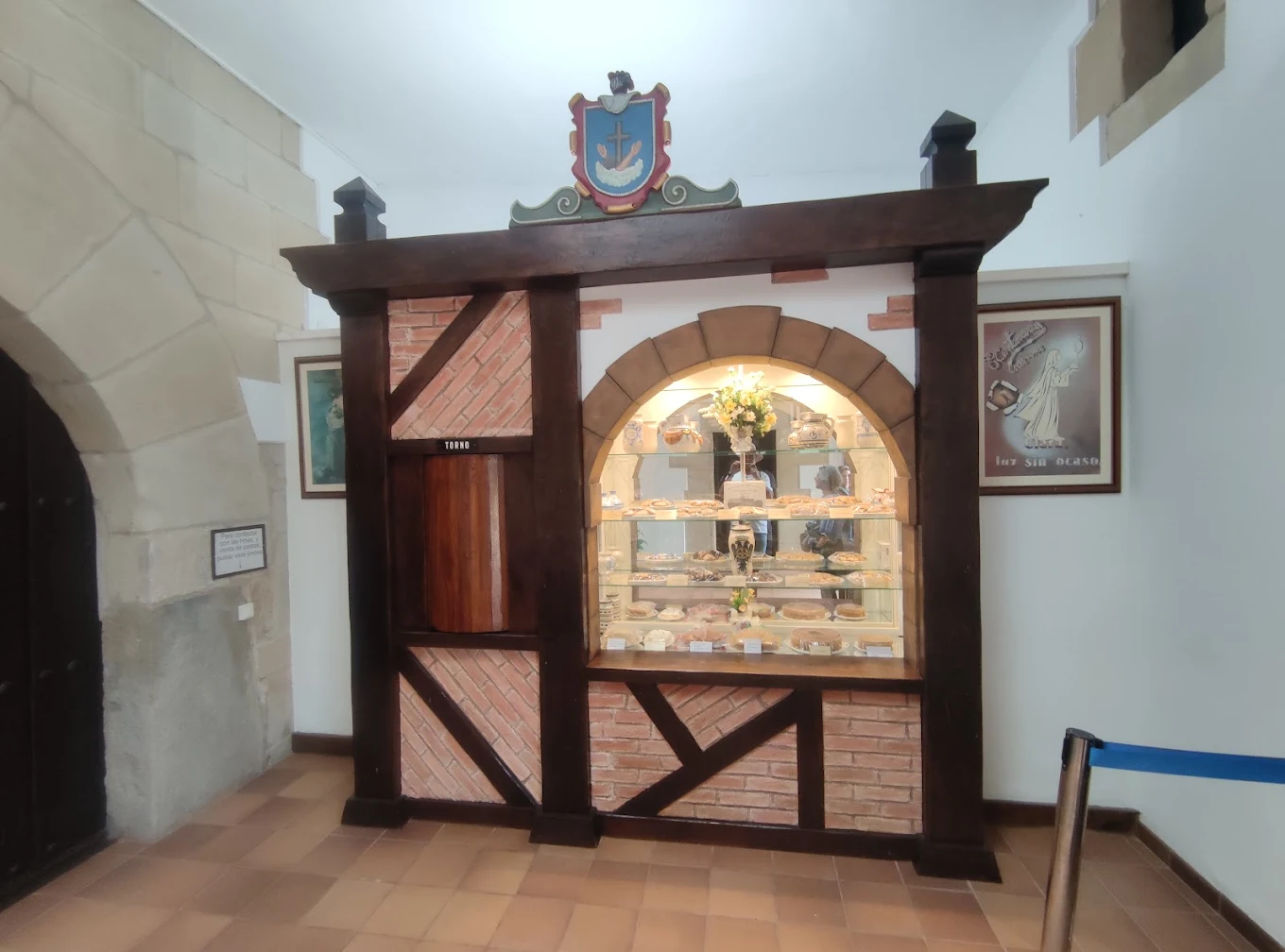 Torno y vitrina de venta de repostería del Convento de San Ildefonso en Santillana del Mar