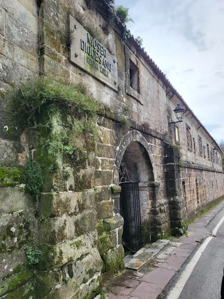 Portada de acceso al antiguo convento de Regina Coeli en Santillana del Mar, con la placa del Museo Diocesano