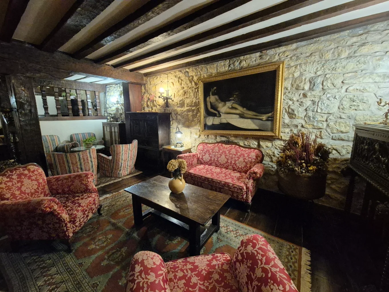 Salón interior del Hotel Altamira en la Casa de Valdivieso de Santillana del Mar