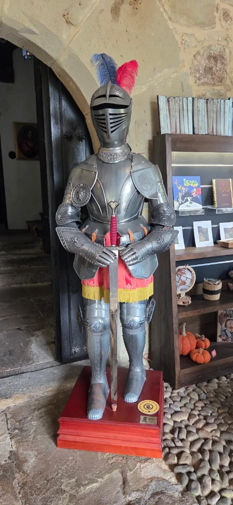 Armadura medieval expuesta en el Museo Palacio de Velarde de Santillana del Mar