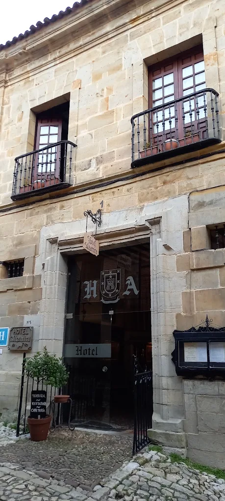 Portada principal de la Casa de Valdivieso en Santillana del Mar, hoy entrada del Hotel Altamira