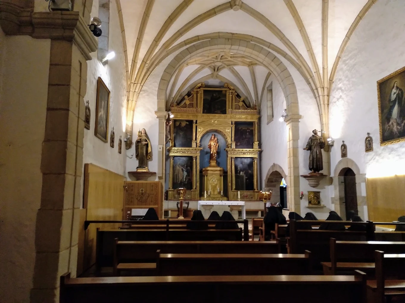 Interior de la iglesia del Convento de San Ildefonso en Santillana del Mar, con el retablo del altar mayor