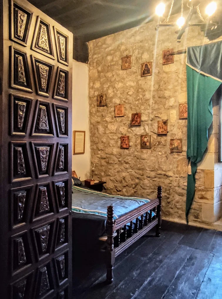 Alcoba con puerta tallada e iconos religiosos en el Museo Palacio de Velarde