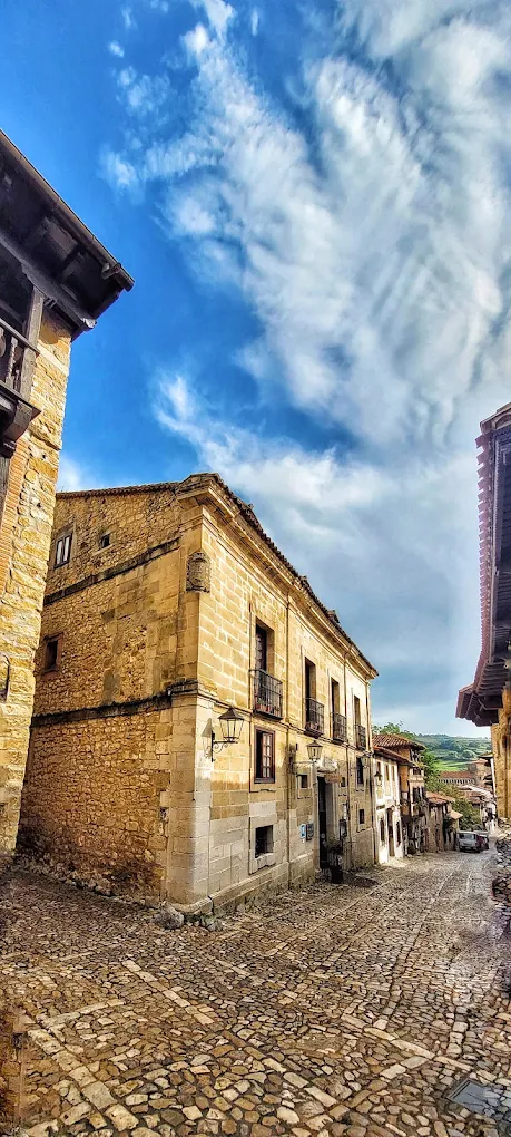 Calle del Cantón en Santillana del Mar con la Torre de Velarde frente a la Casa de Valdivieso