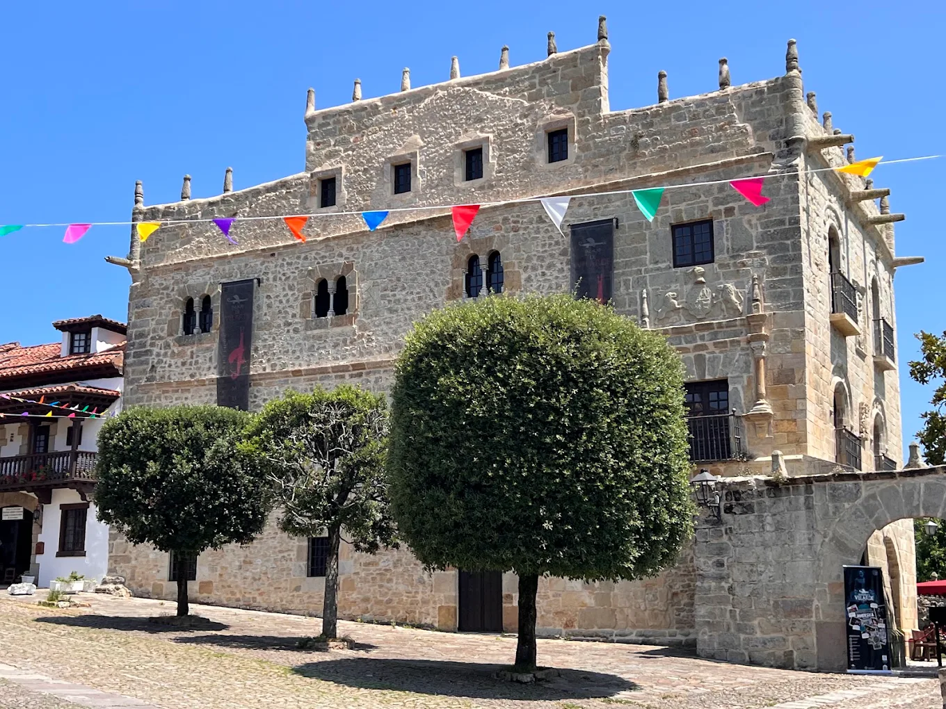 Fachada del Palacio de Velarde en Santillana del Mar con el balcón de decoración plateresca y el escudo de los Velarde