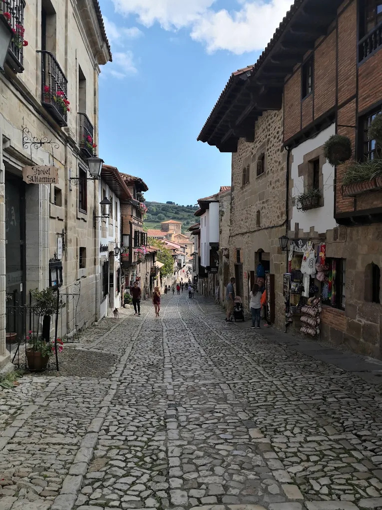 Calle del Cantón de Santillana del Mar con el cartel del Hotel Altamira en la Casa de Valdivieso