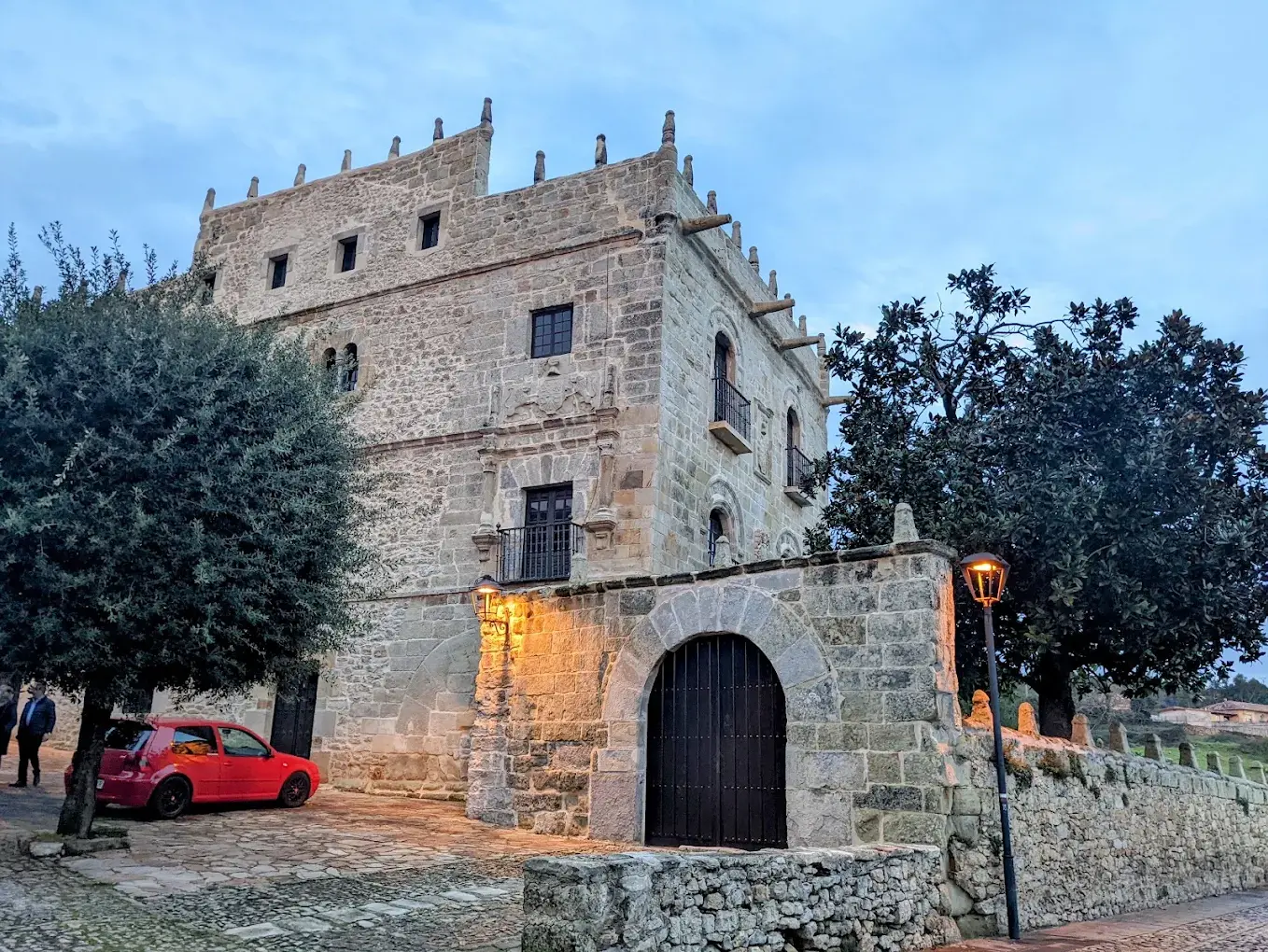 Fachada lateral del Palacio de Velarde en Santillana del Mar al anochecer