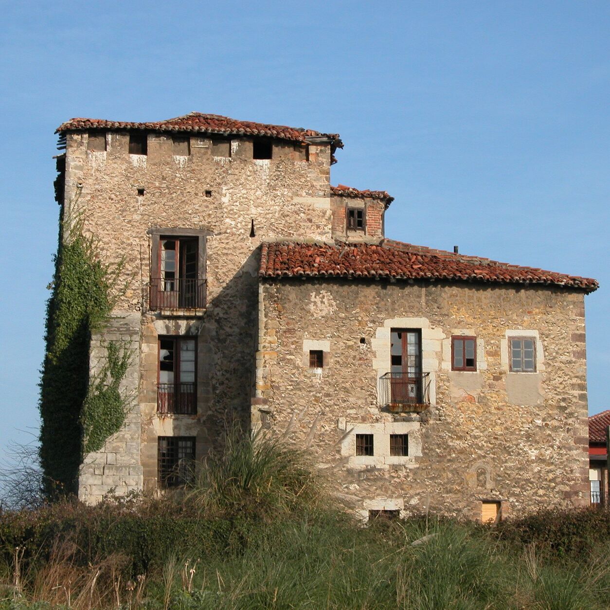 Detalle del conjunto palaciego de la Casa-Torre de los Calderón de la Barca