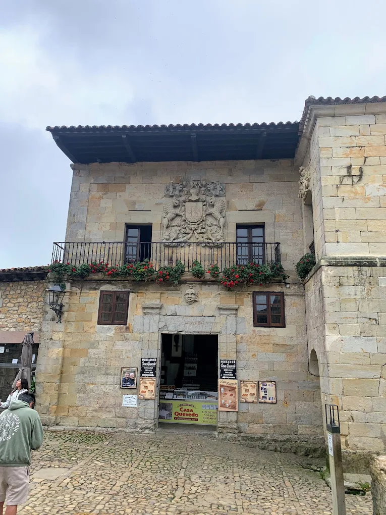 Casa de los Quevedo y Cossío en Santillana del Mar, escudo y portada