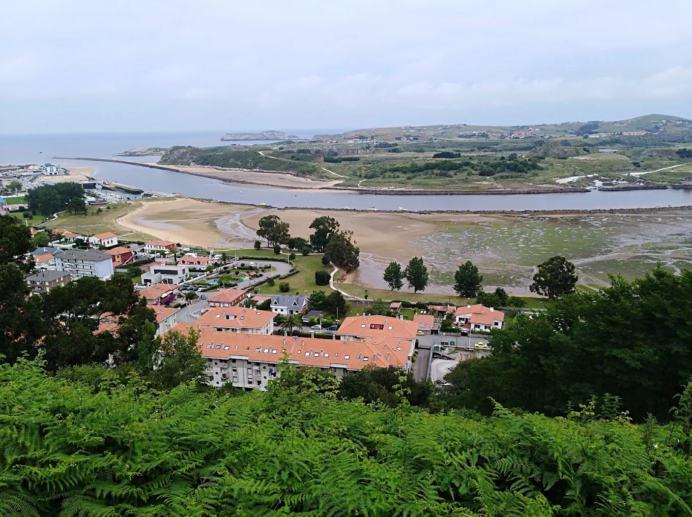 Vista panorámica desde la parte alta del Atajo de la Fuente de Enmedio, con el pueblo de Suances, la ría y el Parque de La Ribera al fondo