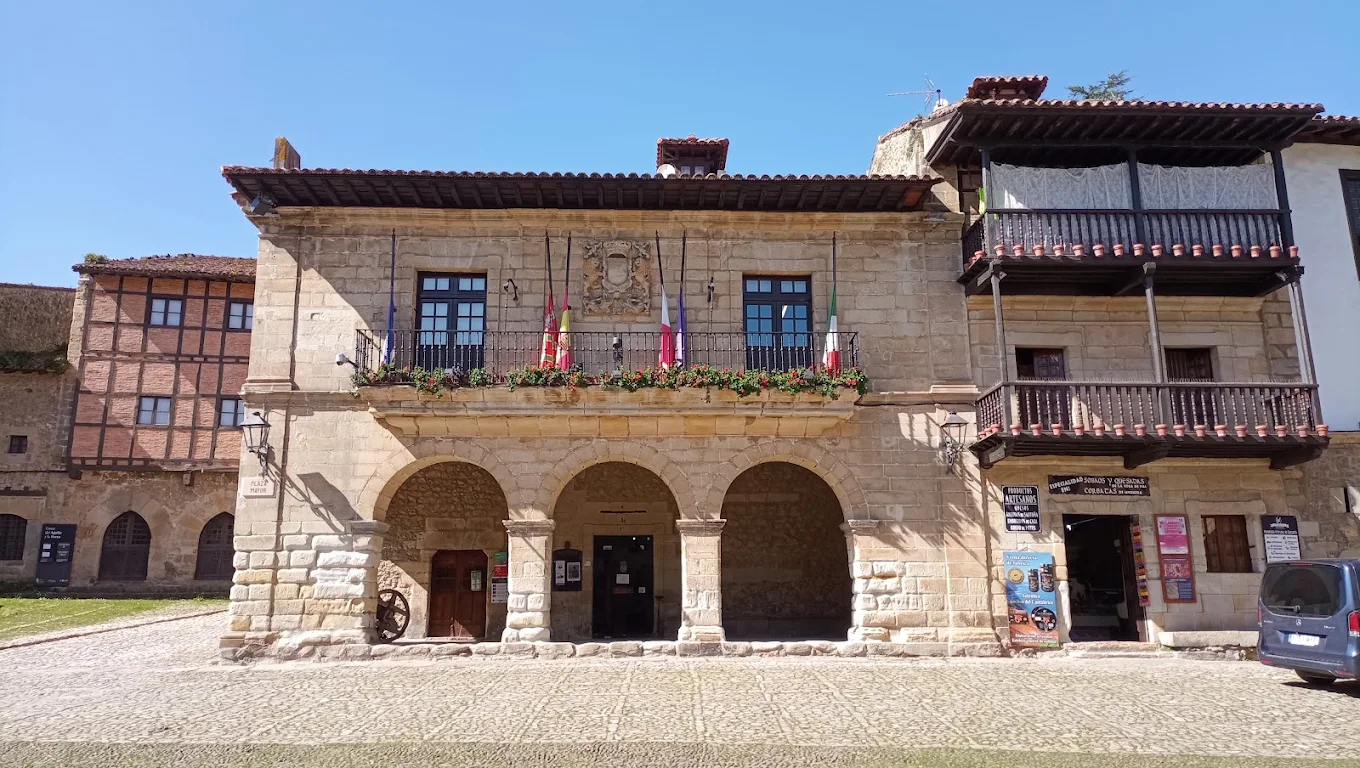 Fachada frontal simétrica del Ayuntamiento de Santillana del Mar con el escudo de la villa