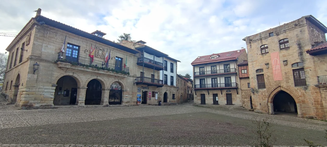 Plaza de Ramón Pelayo en Santillana del Mar con el Ayuntamiento y la Torre de Don Borja al fondo