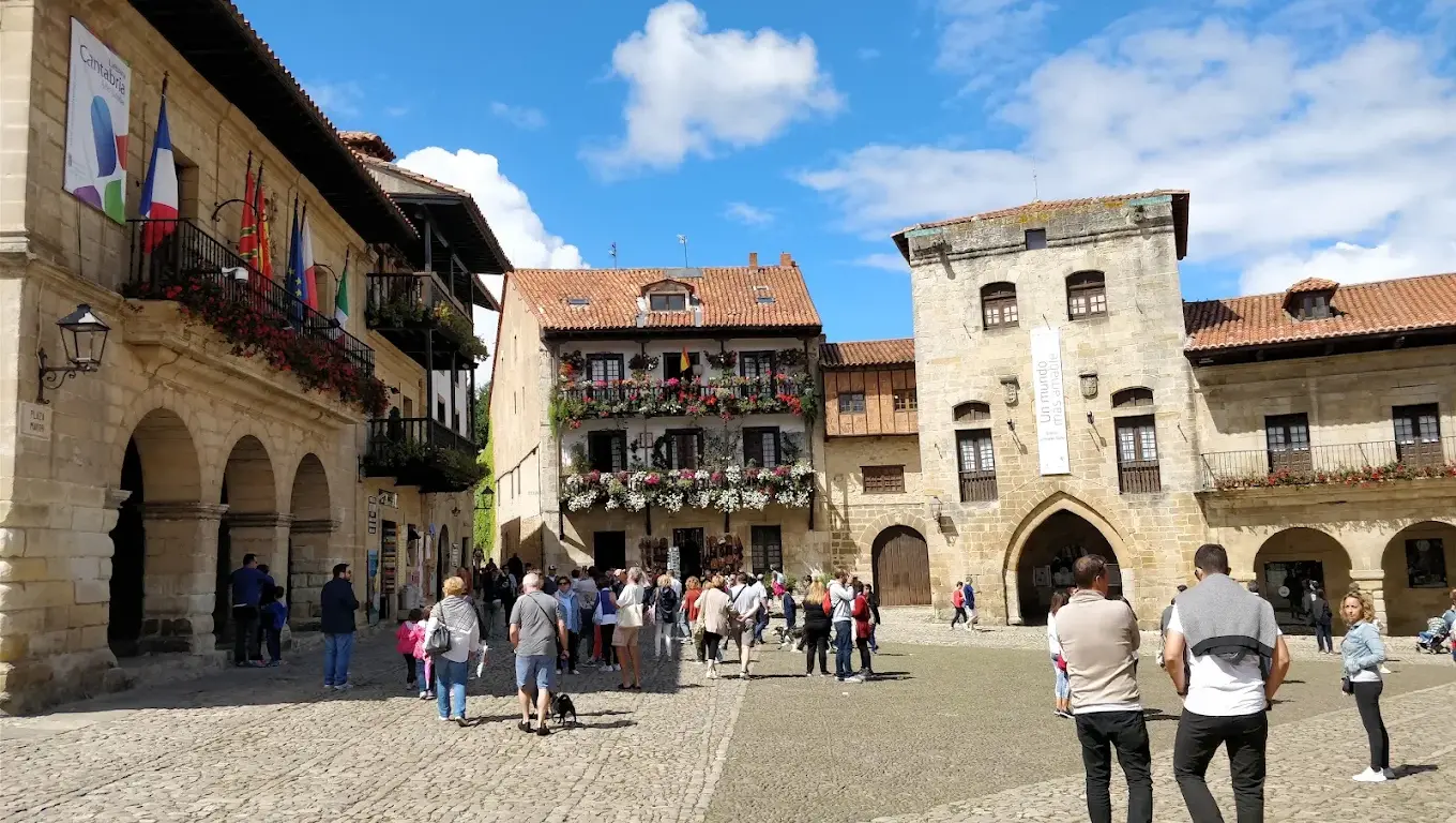 Vista general de la Plaza de Ramón Pelayo con el Ayuntamiento de Santillana del Mar y sus visitantes