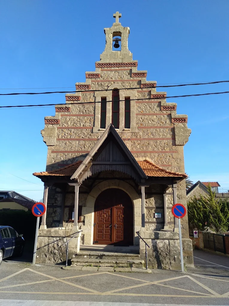 Fachada principal de la capilla del Carmen de Suances, con el pórtico de madera de tres tejadillos y la espadaña de una campana