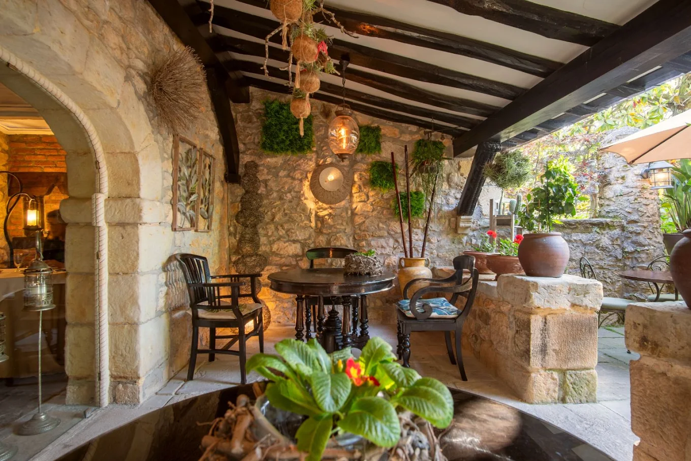 Patio interior ajardinado del Hotel Casa del Marqués en la Casa de Leonor de la Vega de Santillana del Mar