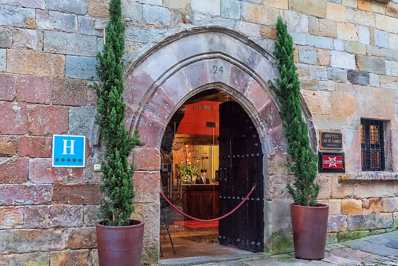 Portada gótica de acceso a la Casa de Leonor de la Vega en Santillana del Mar, hoy Hotel Casa del Marqués