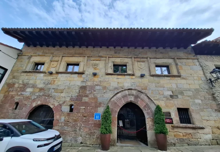 Fachada de la Casa de Leonor de la Vega en Santillana del Mar