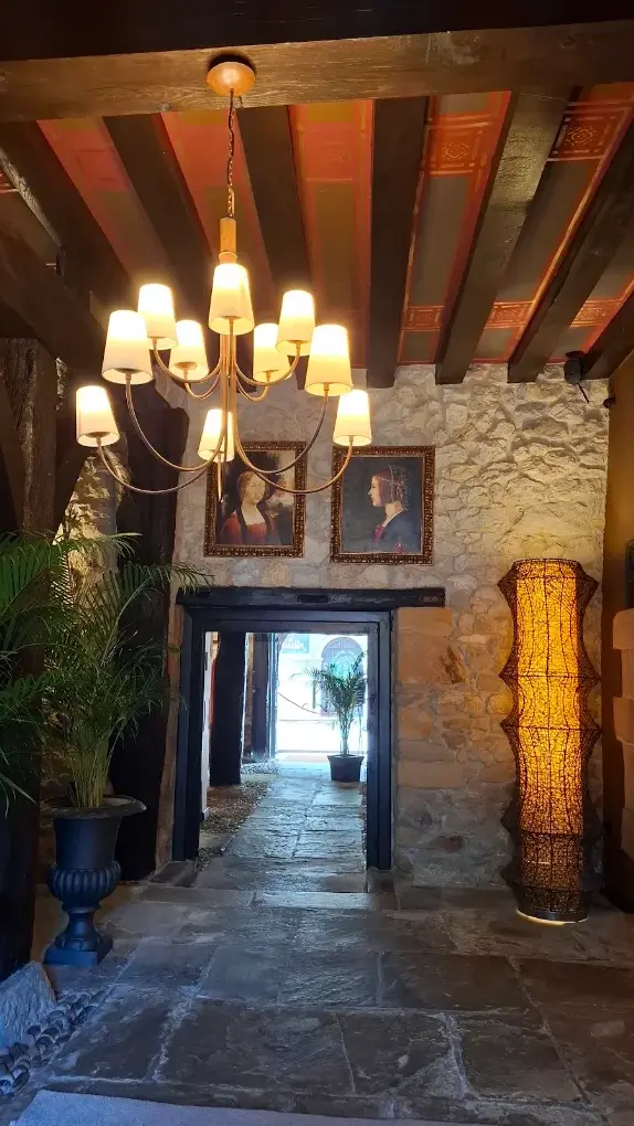 Vestíbulo interior del Hotel Casa del Marqués en la Casa de Leonor de la Vega de Santillana del Mar