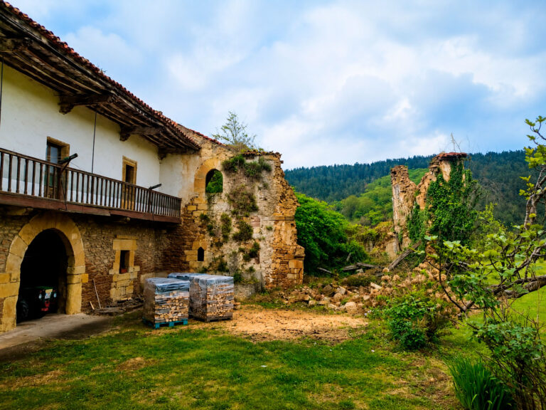 Casona de los Bracho o de los Arcos en Ruiseñada, Comillas