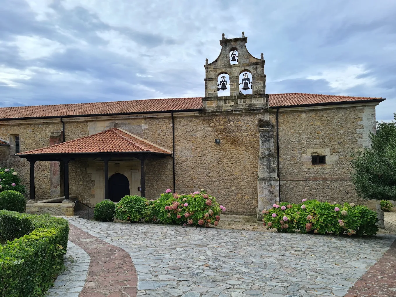 Fachada del Convento de San Ildefonso de Santillana del Mar con la espadaña levantada tras el temporal de 1711