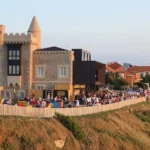 El Castillo de Ceruti en Suances El castillo de Ceruti en Suances al atardecer, con su torre almenada recortada sobre el acantilado entre las playas de Los Locos y La Concha