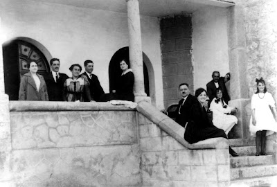 Fotografía familiar de 1917 con varios miembros de la familia Ceruti posando en la escalinata de piedra del castillo de Suances