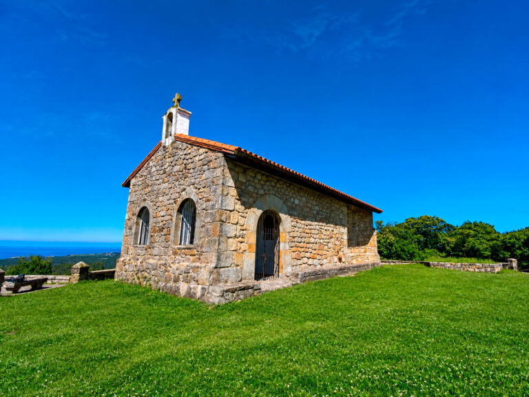 Ermita de San Esteban en el Monte Corona, Comillas