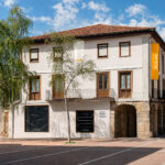 Fachada del Museo del Hojaldre de Torrelavega con balcones, soportales y rótulos exteriores