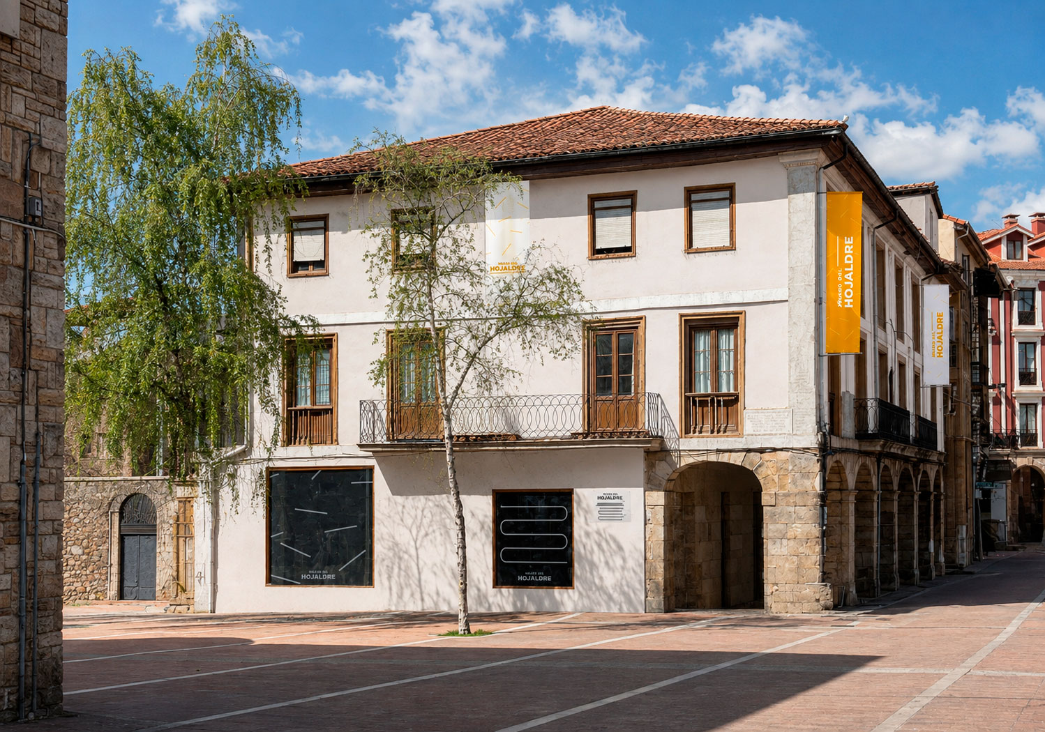 Fachada del Museo del Hojaldre de Torrelavega con balcones, soportales y rótulos exteriores