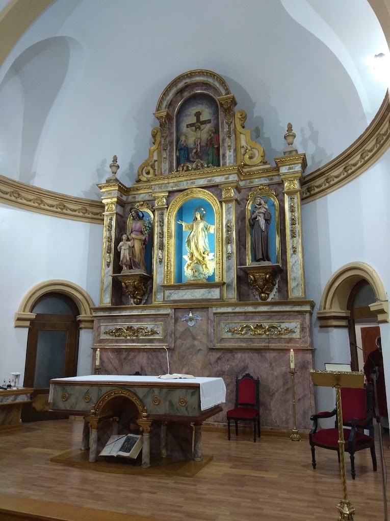 Retablo mayor y altar de la iglesia de Nuestra Señora de las Lindes de Suances, bajo la bóveda de la capilla mayor