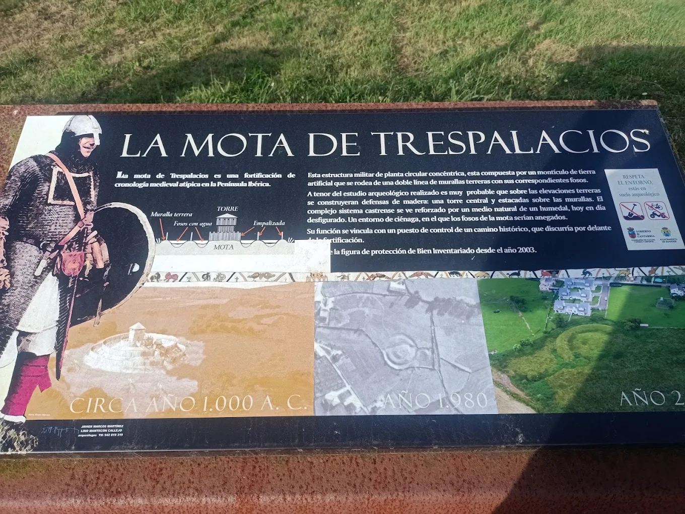 Panel interpretativo de la Mota de Trespalacios junto al yacimiento, con el esquema de la fortificación y fotografías históricas del lugar
