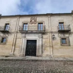 Palacio de Benemejís o Palacio de Peredo-Barreda en Santillana del Mar Fachada principal del Palacio de Peredo-Barreda en Santillana del Mar, con el escudo de los Peredo y el balcón de forja